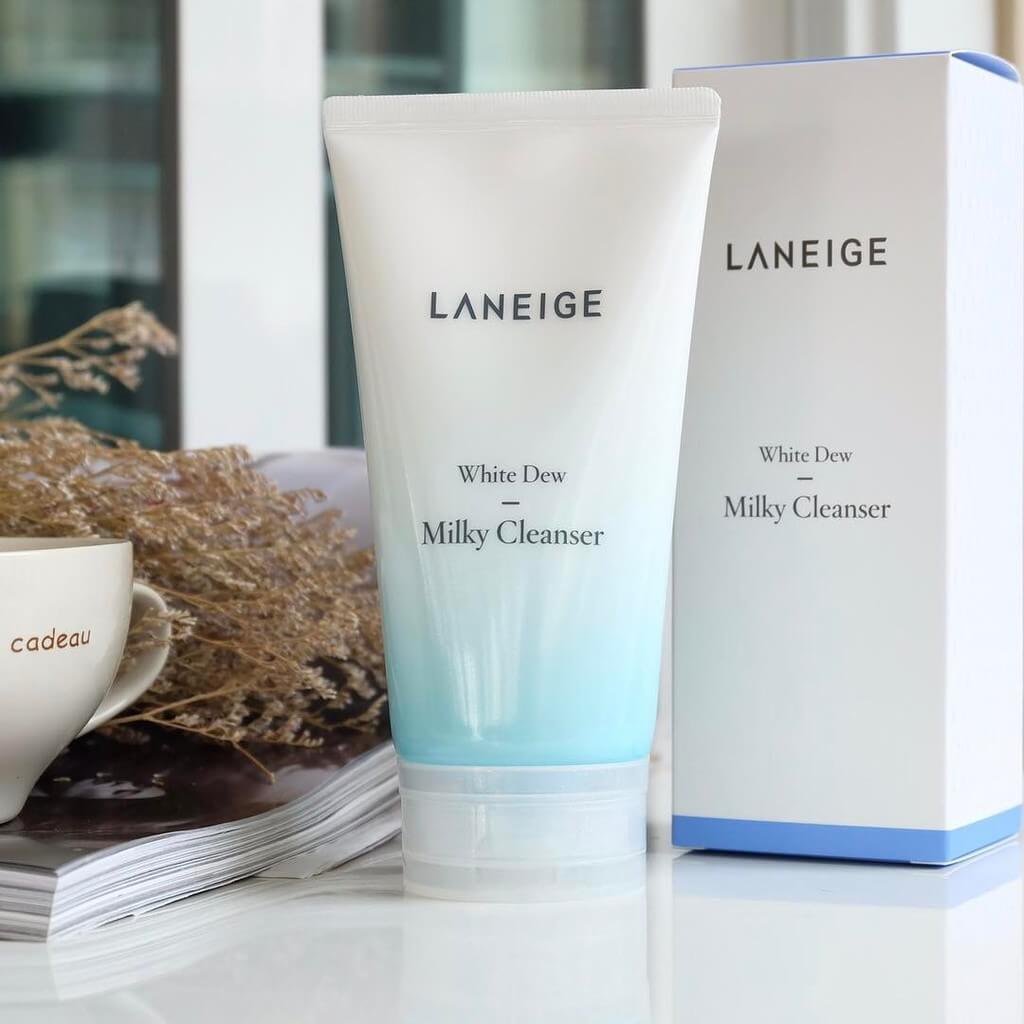  Laneige WHITE DEW Milky Cleanser 150 ml.  โฟมล้างหน้าสูตรอ่อนโยน สัมผัสเนียนนุ่ม มอบผิวกระจ่างใสไร้ที่ติดุจน้ำนม  พร้อมคงความชุ่มชื่น ให้ผิวเจิดจรัสดุจน้ำค้าง