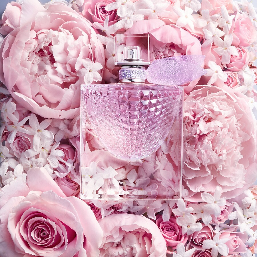 La Vie Est Belle Flower Of Happiness EDP   เผยให้เห็นถึงแง่มุมอันสว่างไสวของหญิงสาวเอเชีย ที่พร้อมจะเฉลิมฉลองและแบ่งปันความสุขและความสำเร็จในชีวิต ด้วยกลิ่นหอมสดชื่น แจ่มกระจ่าง ทว่าซับซ้อนละเอียดอ่อน เพราะเราเชื่อว่าผู้หญิงทุกคนมีการแสดงออกทางอารมณ์ในหลากหลายมิติ และมุมมองแห่งความสุขของผู้หญิงไม่ได้มีเพียงแค่หนึ่งเดียว   แต่พวกเธอสามารถแสดงออกถึงความรื่นรมย์ได้ผ่านความสนุกสนาน ความตื่นเต้นมีพลัง รวมไปถึงการแบ่งปันความสุขกับคนรอบข้าง   เพราะฉะนั้นการปรุงแต่งกลิ่นหอมของ La Vie Est Belle Flowers of Happiness จึงอวลไปด้วยสัมผัสของมวลดอกไม้นานาพรรณที่มีกลิ่นอันเป็นเอกลักษณ์   สะท้อนถึงมุมมองแห่งความสุขของผู้หญิงผ่านดอกไม้ 4 ชนิด ได้แก่    White Peony สัญลักษณ์แห่งความอบอุ่น  Rose สัญลักษณ์แห่งความตื่นเต้นเร้าใจ  Jasmine สัญลักษณ์แห่งความจริงใจ  Lily of the valley สัญลักษณ์แห่งความสนุกสนาน