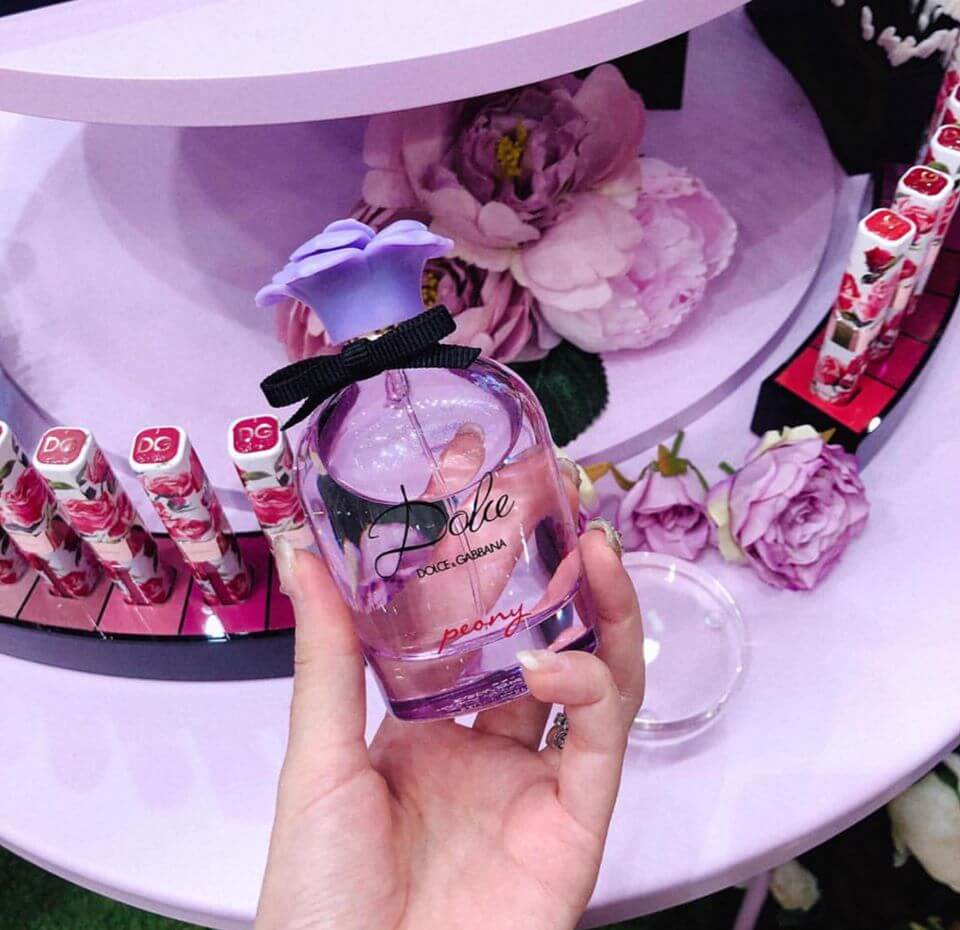 แพ็คคู่ Dolce & Gabbana Peony Eau De Parfum 1 ml กลิ่นหอมแนวฟรุตตี้จากกลิ่นโน๊ตนาชิแพร์ และกลิ่นหอมแนวฟลอรัลอันหรูหราของพีโอนีแอคคอร์ด หลอมรวมเข้ากับกลิ่นหอมแนวแมกไม้จากพิมเสน รวมตัวกันสรรสร้าง Dolce Peony Eau de Parfum น้ำหอมที่จะมาส่งต่อความเพลิดเพลิดและสีสันอันสดใสให้กับคุณ จากแบรนด์ DOLCE GABBANA