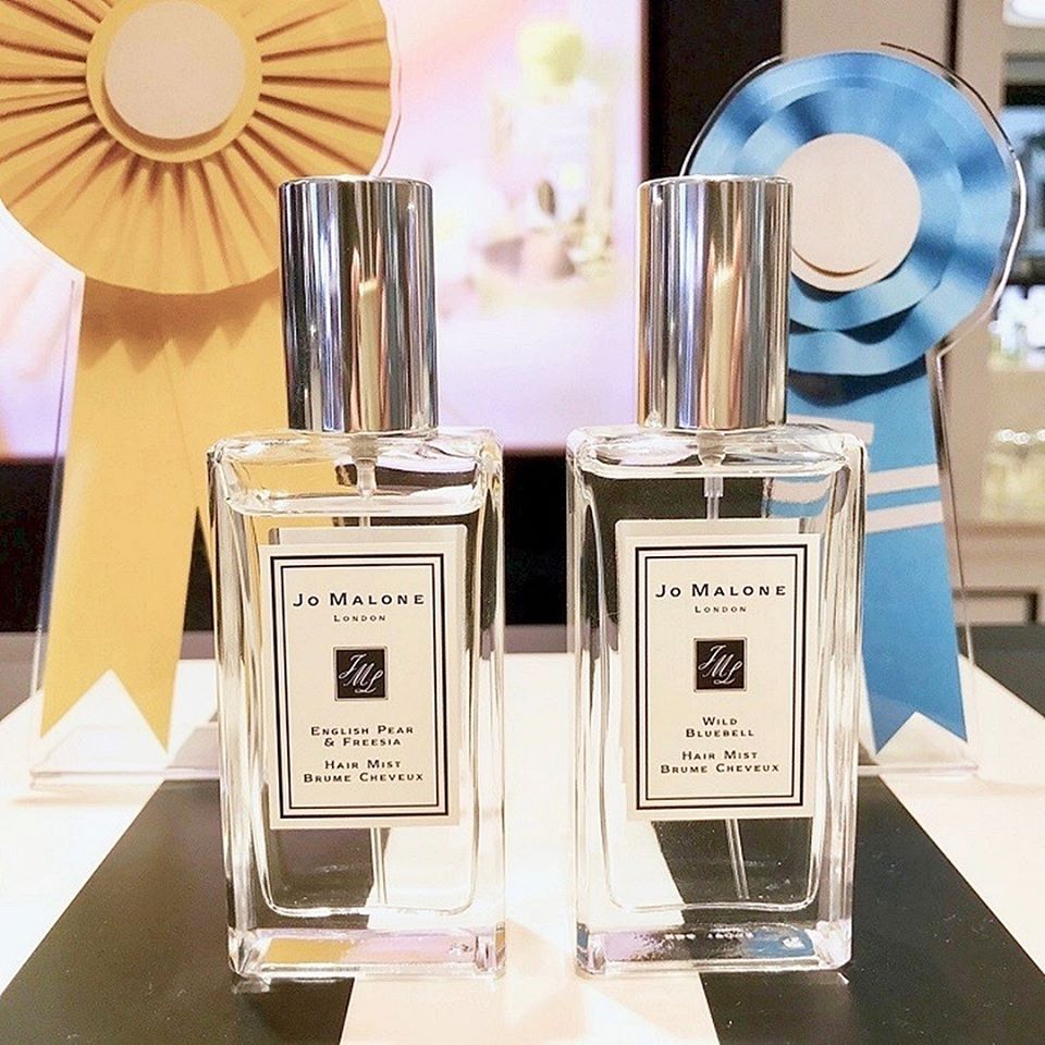 Jo Malone English Pear & Freesia Hair Mist 30ml น้ำหอมฉีดผม กลิ่นแพร์ที่ห้อมล้อมด้วยช่อดอกไม้ฟรีเซียสีขาว กลิ่นกรุ่นหลอมรวมกับความนุ่มนวลที่สะท้อนถึงรสสัมผัสอันน่าลิ้มลอง