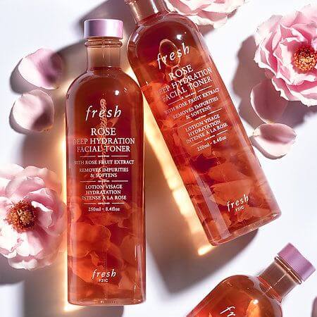 Fresh Rose Deep Hydration Facial Toner 100 ml   โทนเนอร์สูตรอ่อนโยน มอบความชุ่มชื้นฟื้นบำรุงให้ผิวเนียนนุ่มและกระชับรูขุมขน  ผสานคุณค่าจากกลีบกุหลาบแท้บริสุทธิ์ ทำให้โทนเนอร์สูตรอ่อนโยนขวดนี้สามารถทำความสะอาดผิวที่เผชิญกับมลพิษได้ในระดับอนุภาคและช่วยขจัดสิ่งสกปรกบนผิว พร้อมกระชับรูขุมขนและบำรุงผิวให้อ่อนนุ่ม  มอบผลลัพธ์สู่ผิวชุ่มชื้น เรียบเนียน อวบอิ่ม เปล่งประกาย เหมาะสำหรับใช้เป็นขั้นตอนแรกในขั้นตอนการบำรุงผิวเพื่อความชุ่มชื้น