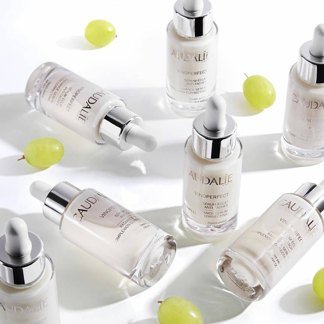 Caudalie Vinoperfect Radiance Serum 30 ml  เซรั่มบำรุงผิวหน้าที่ขายดีที่สุดของแบรนด์ Caudalie มีส่วนผสมของ Viniferine ลิขสิทธิ์เฉพาะของแบรนด์ที่ช่วยลดเลือนจุดด่างดำ รอยแผลเป็นจากสิว พร้อมปรับสภาพผิวให้เนียนเรียบและขาวกระจ่างใส เหมาะกับผู้ที่ต้องการปรับสีผิวให้ขาวใสขึ้น