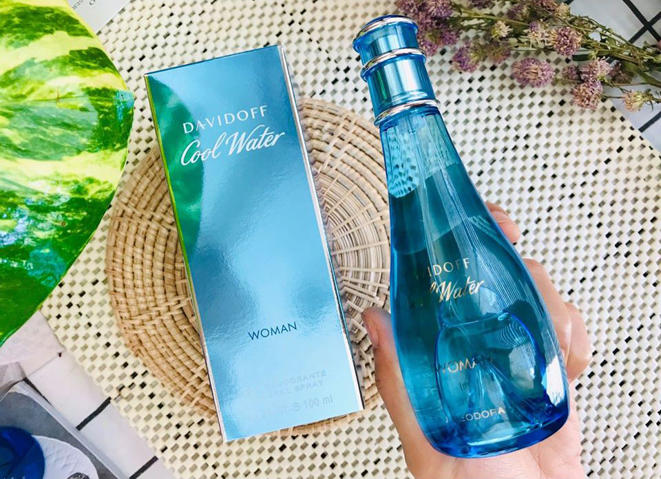 DAVIDOFF Cool Water Woman Eau Deodorante Natural Spray 100ml สเปรย์ระงับกลิ่นกาย กลิ่นน้ำหอมรุ่นคลาสสิค กลิ่นเย็นสดชื่น สปอร์ต สบาย และสื่อถึงความสมบูรณ์แบบของหญิงสาว