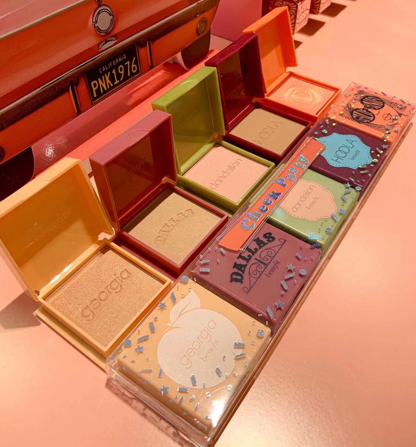 Benefit, Benefit Party Mini Starter 2020 Set Limited Edition, Benefit Party Mini Starter 2020 Set Limited Edition รีวิว, Hoola, Georgia, Dallas Rosy, Dandelion, GALifornia, Benefit บลัชออน, Benefit รีวิว, Benefit ราคา, เบเนฟิต