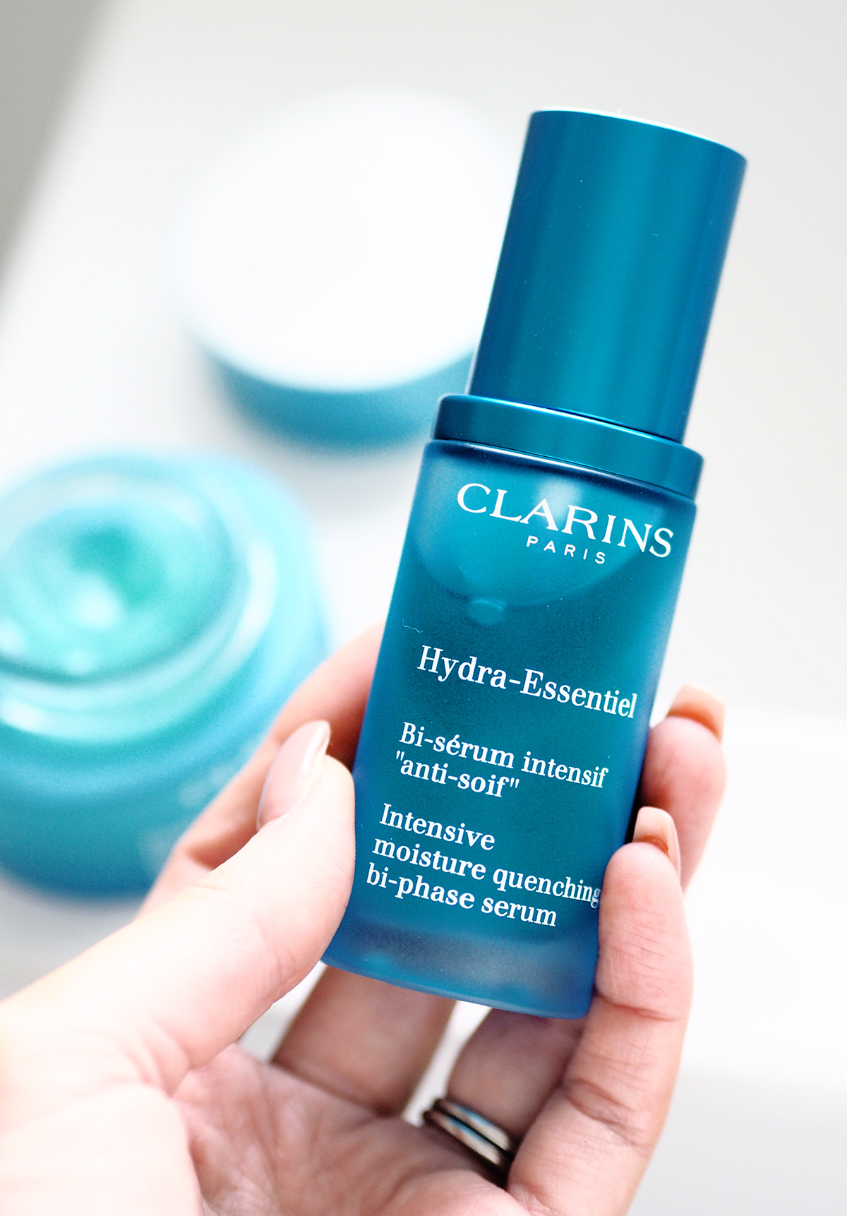 Clarins Hydra Essentiel Intensive Moisture Quenching Bi-Phase Serum เซรั่มเติมน้ำให้ผิวชุ่มชื้น ปกป้องเกราะกำบังของผิว ล็อคความชุ่มชื้นให้กับผิวที่ขาดน้ำอย่างทรงประสิทธิภาพไม่ว่าต้องเผชิญกับสถานการณ์ใด ให้ความรู้สึกสบายผิว มอบความชุ่มชื้น